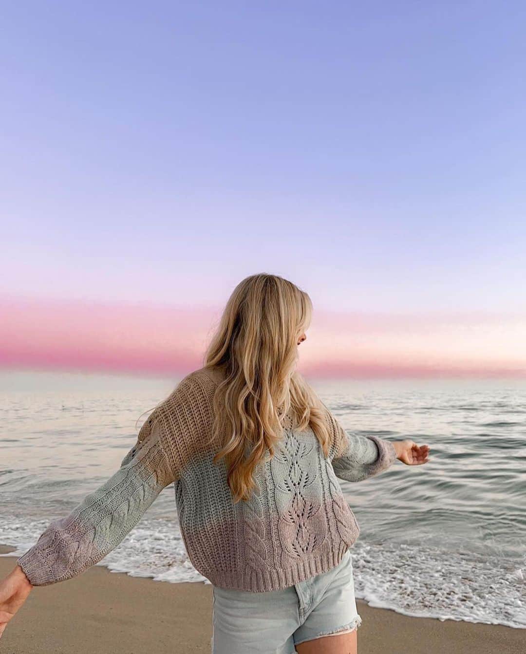 SPELLのインスタグラム：「When your sweater matches the sunset… 🍥 angel @solarpowered_blonde in our Midsummers Dream Knit Pullover 💕」