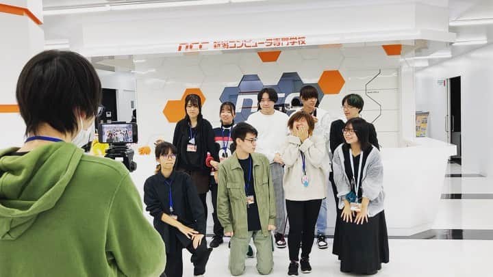 NCC新潟コンピュータ専門学校のインスタグラム：「【大学園祭準備中🎥】 とある動画撮影のシーン 「わいわいモード」→「真剣モード」のオフショットをお届け！ この撮影の全編が分かる動画が近日公開できそうです😆  #新潟コンピュータ専門学校 #nsgカレッジリーグ #オープンキャンパス #進路研究 #専門学校　#新潟　#古町  #デザイン #映像 #3dcg #イラスト #ゲーム #web #システム #プログラマー #エンジニア #ai #ロボット #eスポーツ #nsg大学園祭」