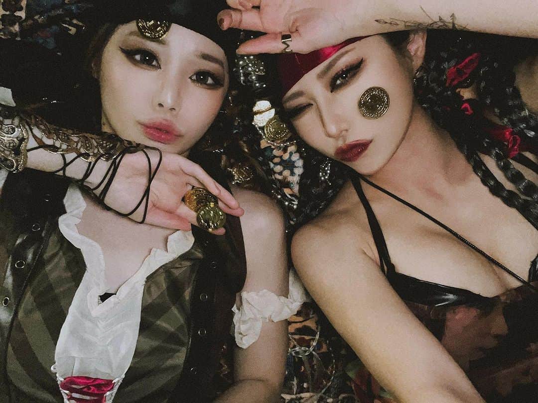 春咲ひなたのインスタグラム：「Halloween🏴‍☠️⋆͛*͛ 今年も安定のちーちゃんと🖤  #Halloween#Pirates #ハロウィン#ハロウィンコスプレ#海賊」