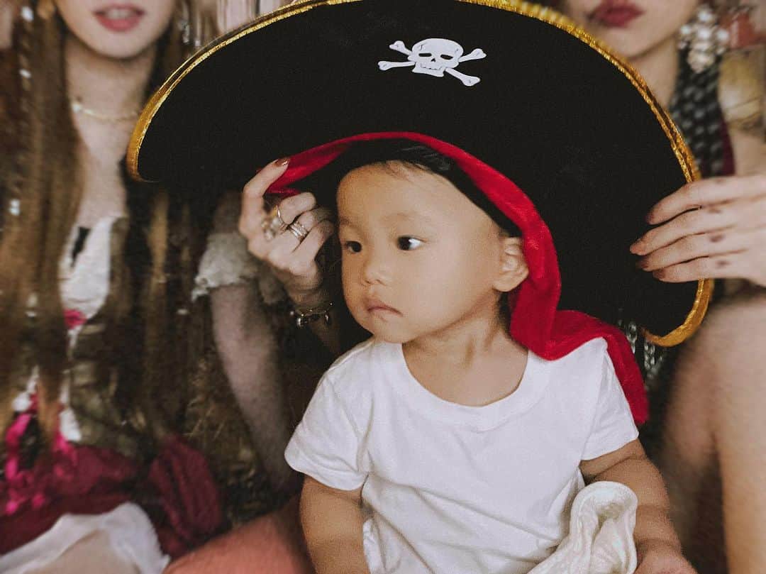 春咲ひなたさんのインスタグラム写真 - (春咲ひなたInstagram)「大きい海賊帽子めっっちゃ可愛いのに 断固として被ってくれなかった🤣🤣🤣w  #Halloween#Pirates #ハロウィン#ハロウィンコスプレ#海賊#ハロウィンベビー #親子ハロウィン」10月31日 11時14分 - hinatanuki