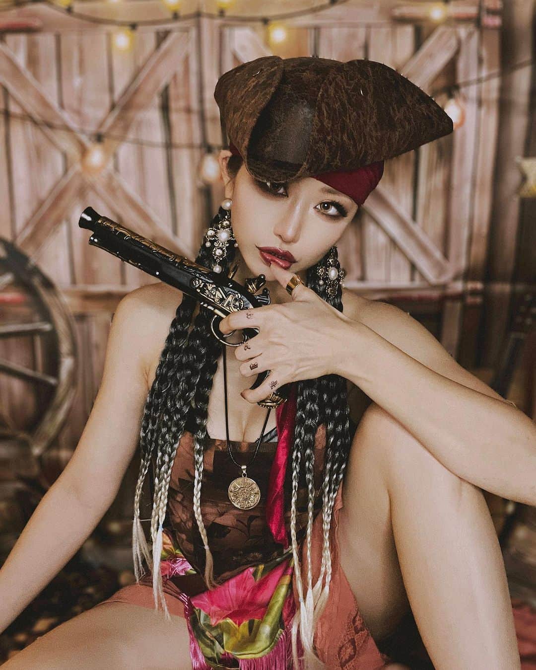 春咲ひなたのインスタグラム：「☠⚔💣💰🏴‍☠️  #Halloween#Pirates #ハロウィン#ハロウィンコスプレ#海賊」