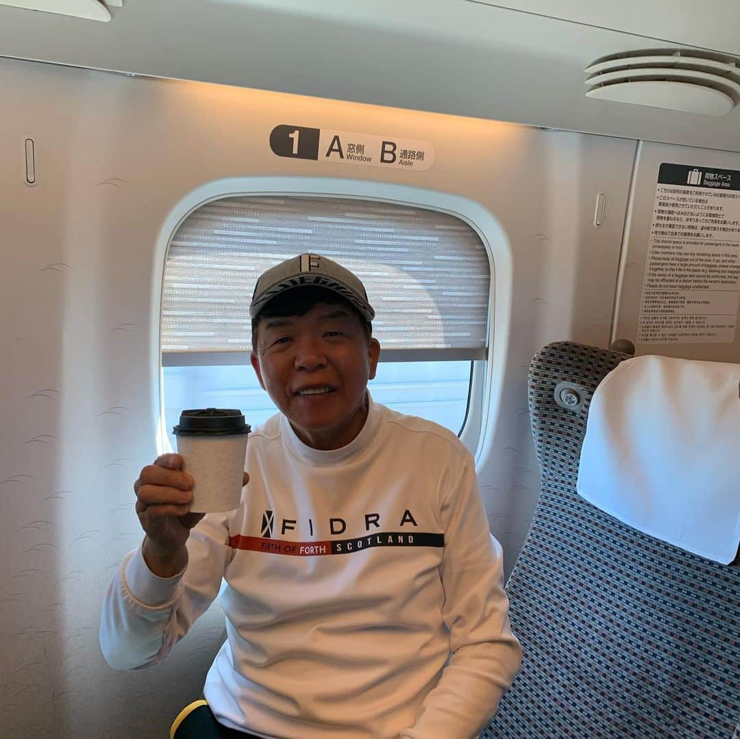 村上ショージさんのインスタグラム写真 - (村上ショージInstagram)「今日をもちまして新幹線🚄車内販売が終わります。偶然にも新幹線に乗って最後のコーヒー☕️を注文しました♪さみしいです。コーヒー飲みながら景色見たりネタ考えたり、、、さんまさんもショックを受けていました^_^ありがとう😊車内販売のみなさん!おつかれさまでした^_^」10月31日 11時25分 - murakamis0528