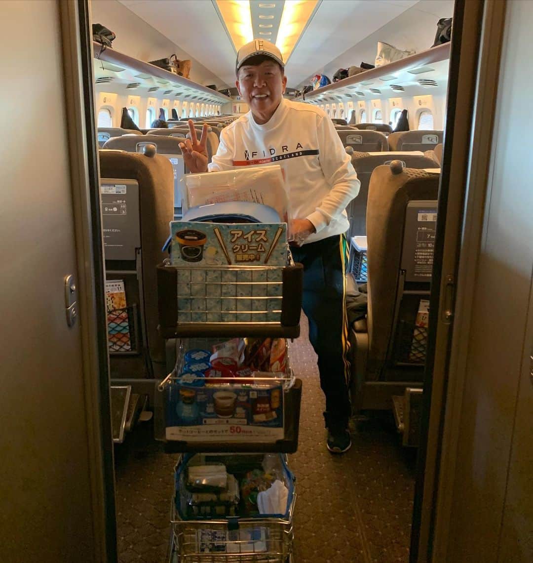 のインスタグラム：「今日をもちまして新幹線🚄車内販売が終わります。偶然にも新幹線に乗って最後のコーヒー☕️を注文しました♪さみしいです。コーヒー飲みながら景色見たりネタ考えたり、、、さんまさんもショックを受けていました^_^ありがとう😊車内販売のみなさん!おつかれさまでした^_^」