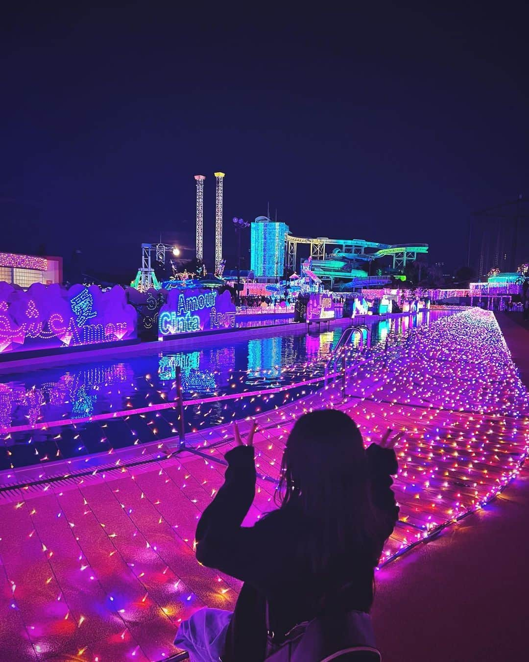 のりこさんのインスタグラム写真 - (のりこInstagram)「週末、娘と二人で @yomiuriland デートへ行ってきました👩‍❤️‍👩 お目当てのイルミネーション「ジュエルミネーション」に娘と大興奮！ せっかちメンズ達👨‍👦が居ないから笑、女子二人のペースでゆっくりイルミを楽しんで写真撮り合いっこしたり甘いもの食べたり…満喫してきました😚🫶　 家族４人行動ももちろん楽しいけど、たまには2.2に分かれて子ども一人とじっくり向き合える時間を持つのも良いもんだなー♡ そしていつもは車で行くから一回も乗ったことなかったんだけど、京王よみうりランド駅⇄よみうりランド間を運行するゴンドラに初めて乗ったら物凄く楽しかった♡ 帰りにゴンドラから見渡せるイルミネーションは圧巻でした🥰（動画8枚目）  #よみうりランド #ジュエルミネーション #PR」10月31日 11時18分 - nocha1225