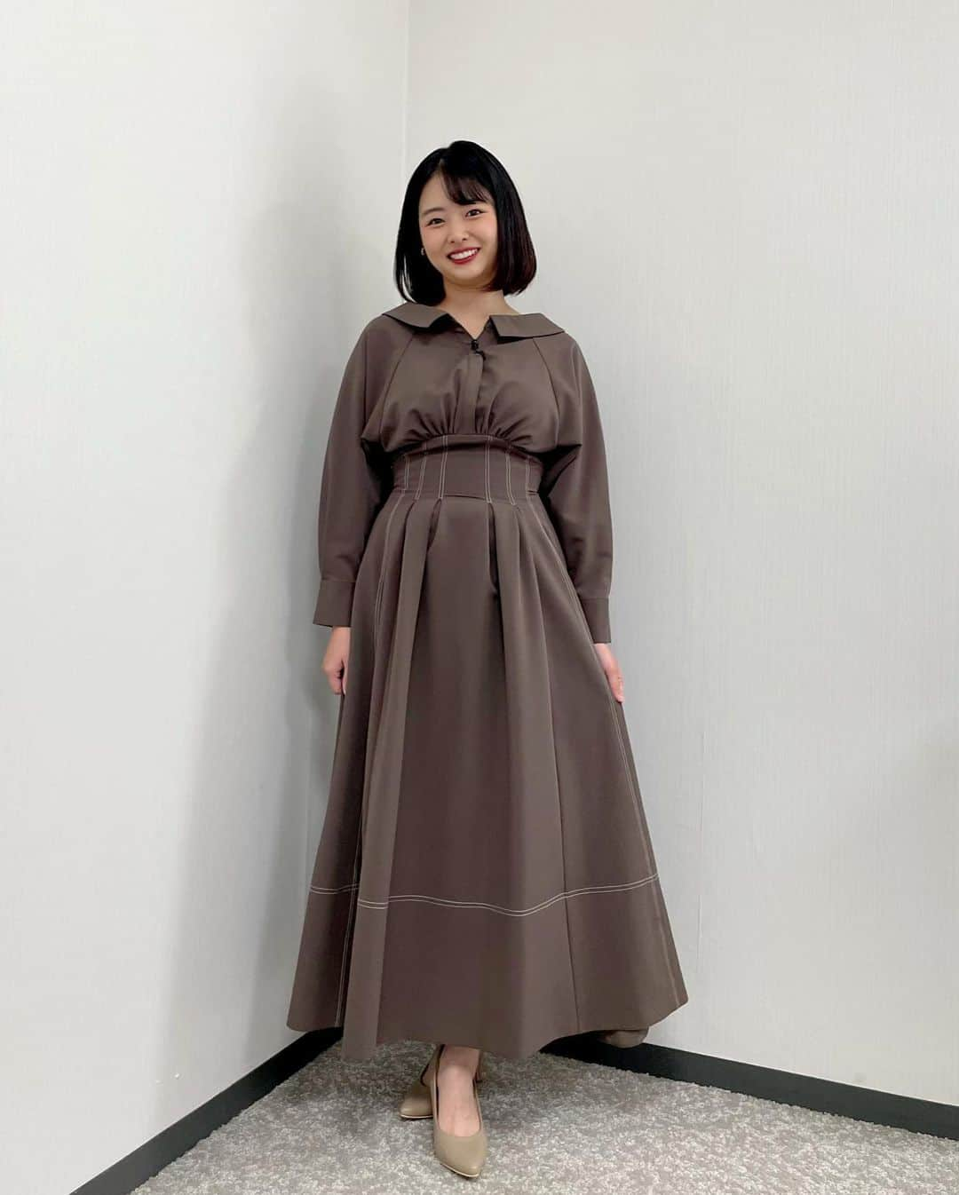 角田奈緒子さんのインスタグラム写真 - (角田奈緒子Instagram)「モニフラ衣装👗  すっかり秋冬服に 早朝出勤はもうすでにさむーーいよ🥶  インスタ投稿しようと思って 撮った写真めちゃたまってるよ どうしましょ🫠 誰か勝手にわたしの写真フォルダから投稿してくれたらいいのに🤔  #モニフラ #番組衣装  #アナウンサー衣装  #気象予報士 #気象キャスター」10月31日 11時21分 - naokoon1122