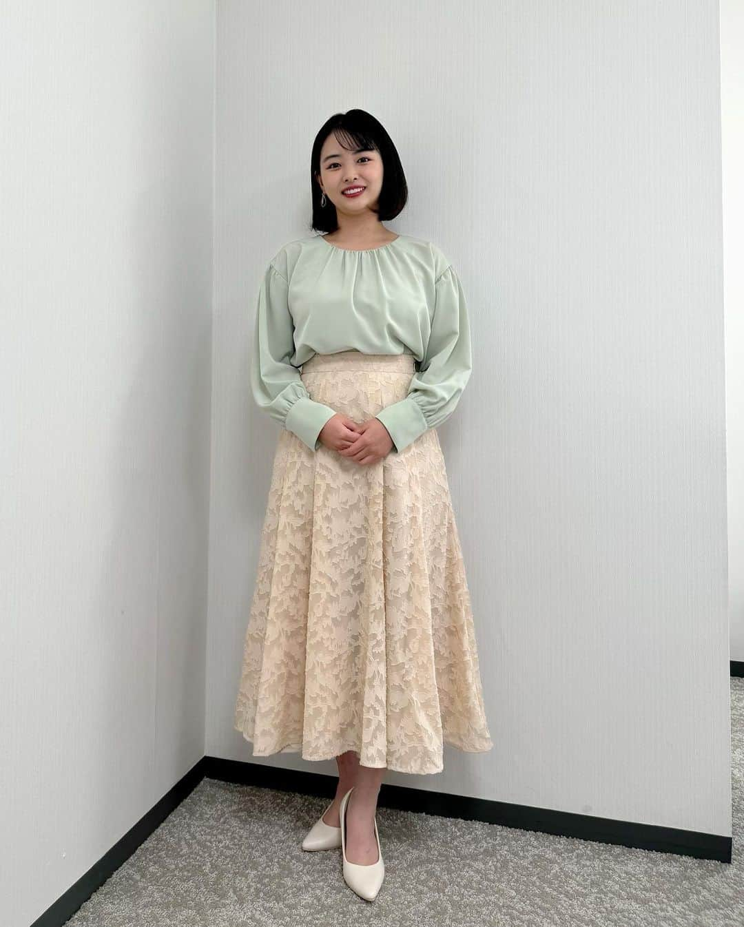 角田奈緒子さんのインスタグラム写真 - (角田奈緒子Instagram)「モニフラ衣装👗  すっかり秋冬服に 早朝出勤はもうすでにさむーーいよ🥶  インスタ投稿しようと思って 撮った写真めちゃたまってるよ どうしましょ🫠 誰か勝手にわたしの写真フォルダから投稿してくれたらいいのに🤔  #モニフラ #番組衣装  #アナウンサー衣装  #気象予報士 #気象キャスター」10月31日 11時21分 - naokoon1122