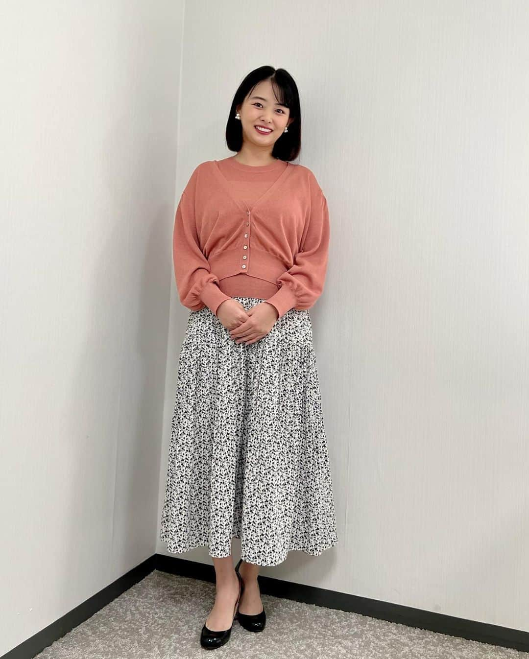 角田奈緒子さんのインスタグラム写真 - (角田奈緒子Instagram)「モニフラ衣装👗  すっかり秋冬服に 早朝出勤はもうすでにさむーーいよ🥶  インスタ投稿しようと思って 撮った写真めちゃたまってるよ どうしましょ🫠 誰か勝手にわたしの写真フォルダから投稿してくれたらいいのに🤔  #モニフラ #番組衣装  #アナウンサー衣装  #気象予報士 #気象キャスター」10月31日 11時21分 - naokoon1122