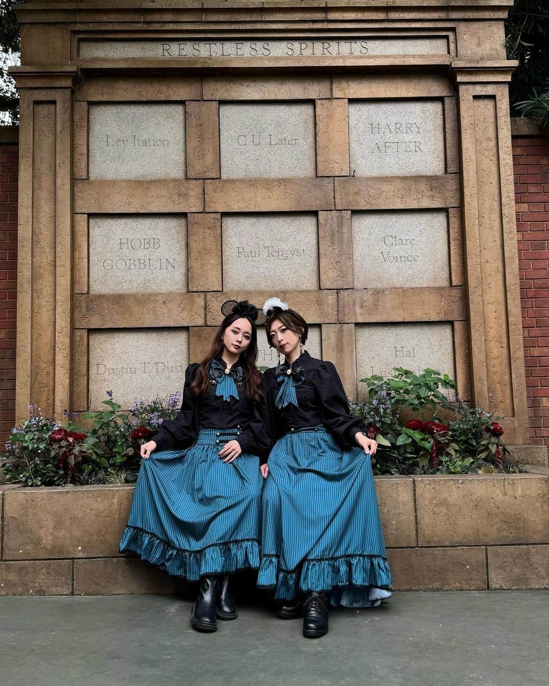 野田華子のインスタグラム：「中学からの仲良し🫶 @12maripika31 と ディズニーハロウィン参戦🎃👻  リボンとか手作りなんだよ〜😳すごすぎる 忙しいのに私の分までありがとう😭  最高に楽しかったー！！！！来年も行こうね✨ あ、クリスマスも行きたいね🎄🥺 (ラインかなw)  #dハロ仮装2023  #dハロ仮装 #東京ディズニーランド #ハロウィン #🎃 #ホンテバウンド」