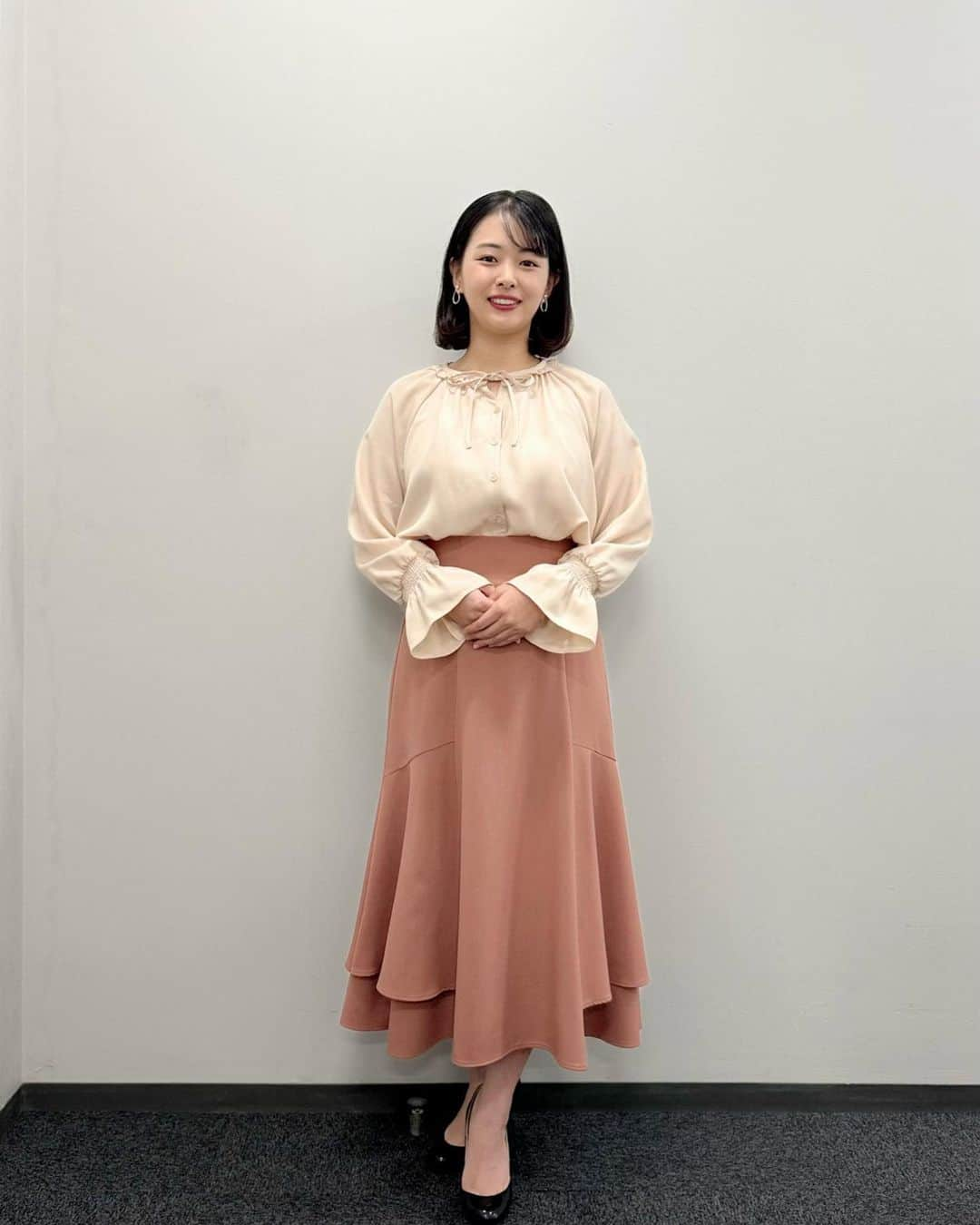 角田奈緒子のインスタグラム：「モニフラ衣装👗  すっかり秋冬服に 早朝出勤はもうすでにさむーーいよ🥶  インスタ投稿しようと思って 撮った写真めちゃたまってるよ どうしましょ🫠 誰か勝手にわたしの写真フォルダから投稿してくれたらいいのに🤔  #モニフラ #番組衣装  #アナウンサー衣装  #気象予報士 #気象キャスター」