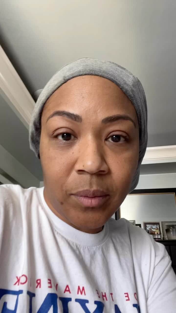 エリカ・キャンベルのインスタグラム：「I was just tryna help!! Let me help you @warryncampbell 🤣🤣🤣🤣 #marriedlife #wifelife」
