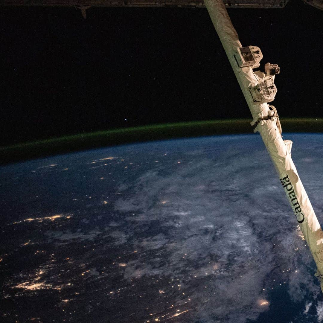 国際宇宙ステーションのインスタグラム：「Cities at night:  Pics 1 and 2) The Canadarm2 robotic arm, with its fine-tuned robotic hand Dextre attached, is pictured as the International Space Station orbited 260 miles above the city lights of the Arabian Peninsula.  Pic 3 and 4) This nighttime view from the International Space Station shows the city lights of the northeastern United States and major urban areas including Long Island, New York; Philadelphia, Pennsylvania; and Washington D.C. The orbital lab was soaring 262 miles above the Pine Tree State of Maine at the time of this photograph.  #nasa #csa #earth #night #lights #cities #city #citylights #saudiarabia #unitedstates #robotics #robotic #arm #newyork #philadelphia #pennsylvania #washingtondc #international #space #station」