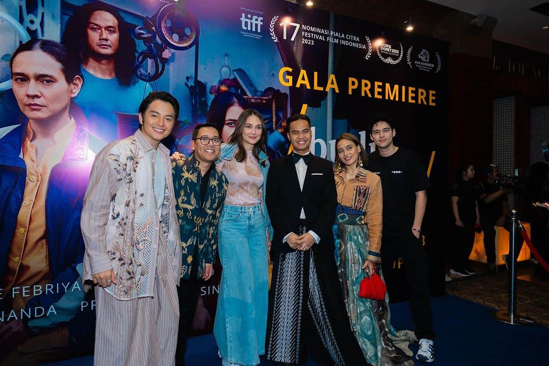 ルナ・マヤのインスタグラム：「Congratss @wregas_bhanuteja @filmbudipekerti producers @imanusman , all crew and all cast @inefebriyanti aku fans berat mu mba 😘 @angga @prillylatuconsina96 @dwisasono kerennn banget! Wajib nonton ini mah 🥳🥳」