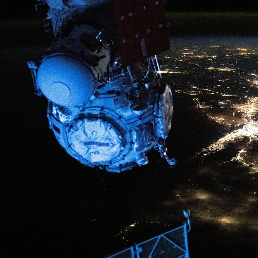 国際宇宙ステーションさんのインスタグラム写真 - (国際宇宙ステーションInstagram)「Cities at night:  Pics 1 and 2) The Canadarm2 robotic arm, with its fine-tuned robotic hand Dextre attached, is pictured as the International Space Station orbited 260 miles above the city lights of the Arabian Peninsula.  Pic 3 and 4) This nighttime view from the International Space Station shows the city lights of the northeastern United States and major urban areas including Long Island, New York; Philadelphia, Pennsylvania; and Washington D.C. The orbital lab was soaring 262 miles above the Pine Tree State of Maine at the time of this photograph.  #nasa #csa #earth #night #lights #cities #city #citylights #saudiarabia #unitedstates #robotics #robotic #arm #newyork #philadelphia #pennsylvania #washingtondc #international #space #station」10月31日 11時24分 - iss