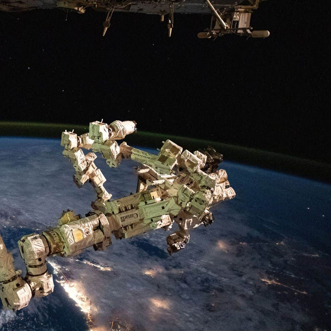 国際宇宙ステーションさんのインスタグラム写真 - (国際宇宙ステーションInstagram)「Cities at night:  Pics 1 and 2) The Canadarm2 robotic arm, with its fine-tuned robotic hand Dextre attached, is pictured as the International Space Station orbited 260 miles above the city lights of the Arabian Peninsula.  Pic 3 and 4) This nighttime view from the International Space Station shows the city lights of the northeastern United States and major urban areas including Long Island, New York; Philadelphia, Pennsylvania; and Washington D.C. The orbital lab was soaring 262 miles above the Pine Tree State of Maine at the time of this photograph.  #nasa #csa #earth #night #lights #cities #city #citylights #saudiarabia #unitedstates #robotics #robotic #arm #newyork #philadelphia #pennsylvania #washingtondc #international #space #station」10月31日 11時24分 - iss