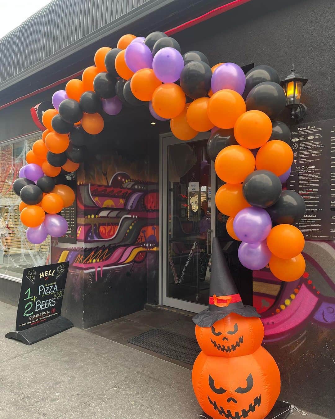 やまだひさしのインスタグラム：「ハッピーハロウィン 仮装してた日々が懐かしい。 今年もあと2か月。 年々あっという間の体感。 #やまだひさし #ラジオ #DJ」