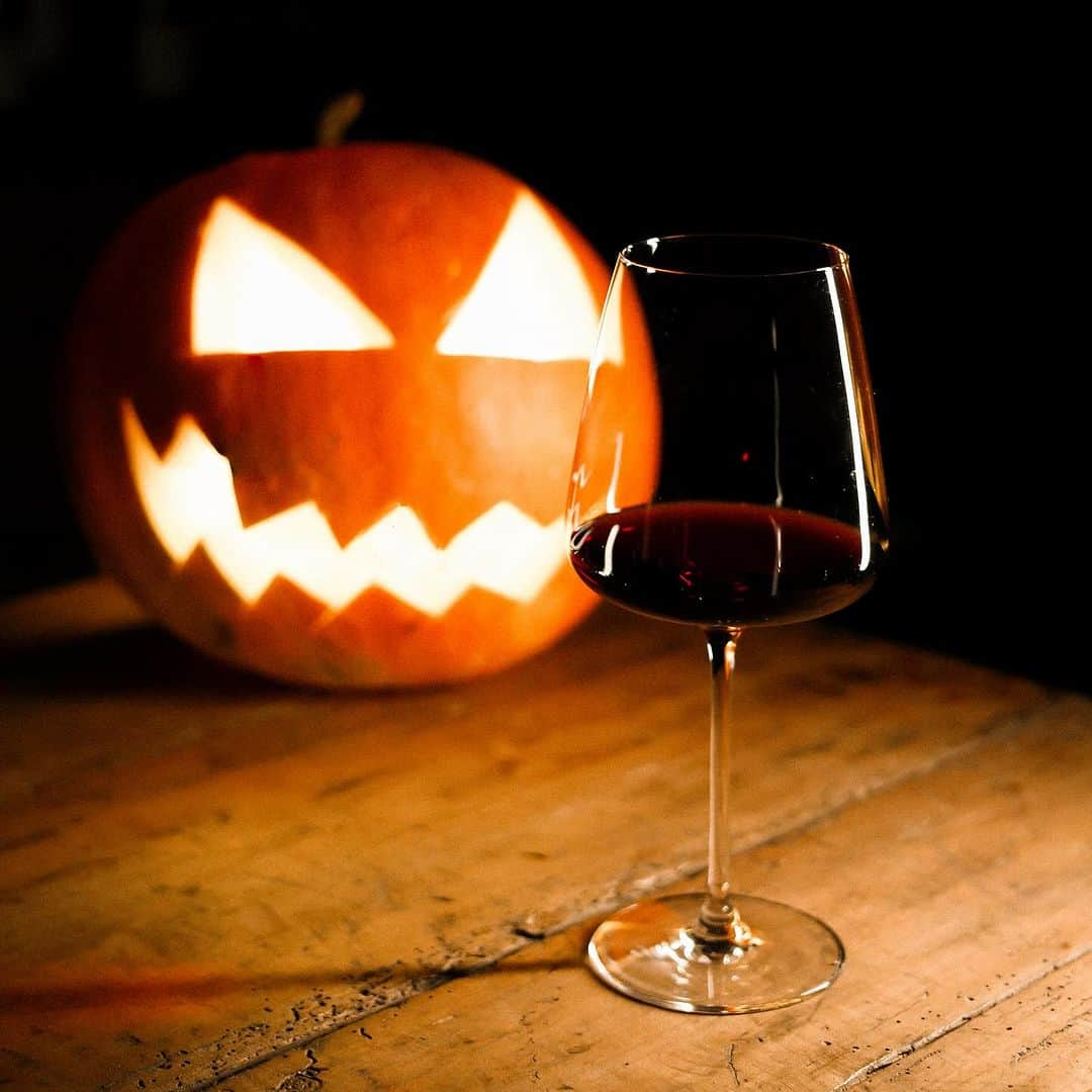 イタレッセのインスタグラム：「Dolcetto o scherzetto?   Lo scoprirete domani 🤭  🇬🇧  Trick or treat?   Find out tomorrow! 🤭  📸 by @instawineitalia」