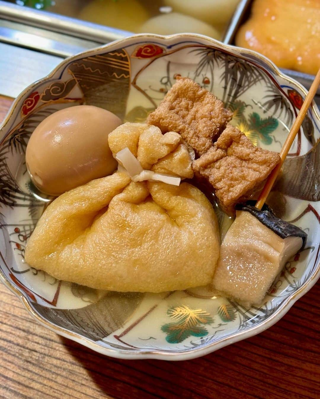 秋山具義さんのインスタグラム写真 - (秋山具義Instagram)「中目黒『関西煮 理』。 出汁が最高に美味しいから食材との相乗効果で更に美味しくなる！  たらこ、牡蠣のおでん、素晴らしく美味しかった！ おでんくんみたいなきんちゃく最高！ 鉄板で作るトマトチーズ鉄板リゾットは、鉄板の美味しさ！  #関西煮理 #具義居酒屋2023 #具義中目黒2023」10月31日 2時28分 - gugitter