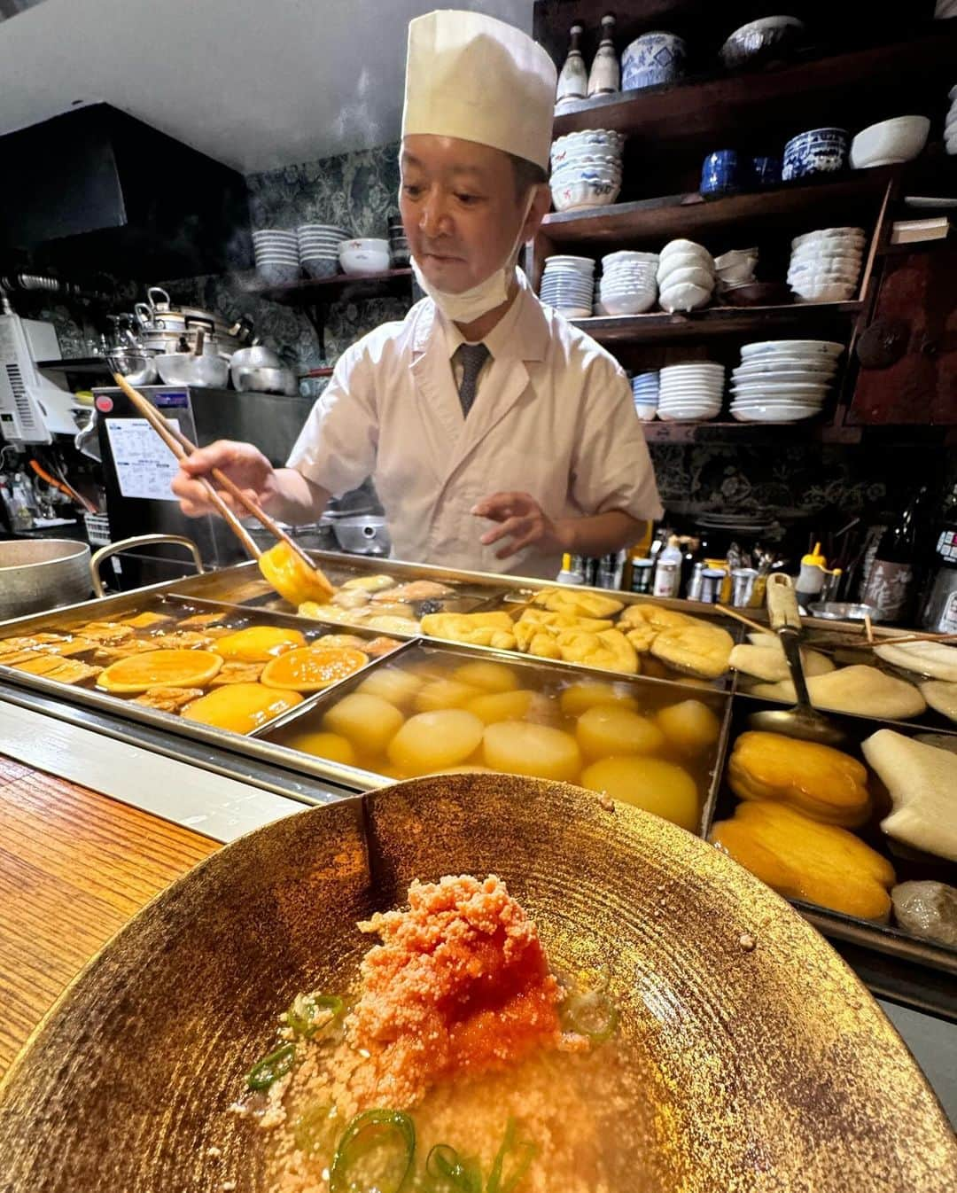 秋山具義さんのインスタグラム写真 - (秋山具義Instagram)「中目黒『関西煮 理』。 出汁が最高に美味しいから食材との相乗効果で更に美味しくなる！  たらこ、牡蠣のおでん、素晴らしく美味しかった！ おでんくんみたいなきんちゃく最高！ 鉄板で作るトマトチーズ鉄板リゾットは、鉄板の美味しさ！  #関西煮理 #具義居酒屋2023 #具義中目黒2023」10月31日 2時28分 - gugitter