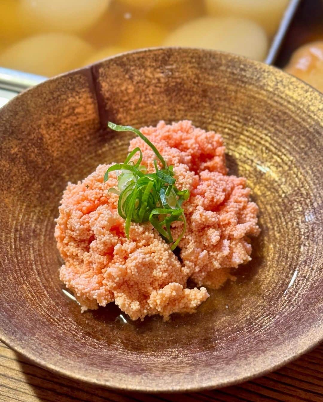 秋山具義さんのインスタグラム写真 - (秋山具義Instagram)「中目黒『関西煮 理』。 出汁が最高に美味しいから食材との相乗効果で更に美味しくなる！  たらこ、牡蠣のおでん、素晴らしく美味しかった！ おでんくんみたいなきんちゃく最高！ 鉄板で作るトマトチーズ鉄板リゾットは、鉄板の美味しさ！  #関西煮理 #具義居酒屋2023 #具義中目黒2023」10月31日 2時28分 - gugitter