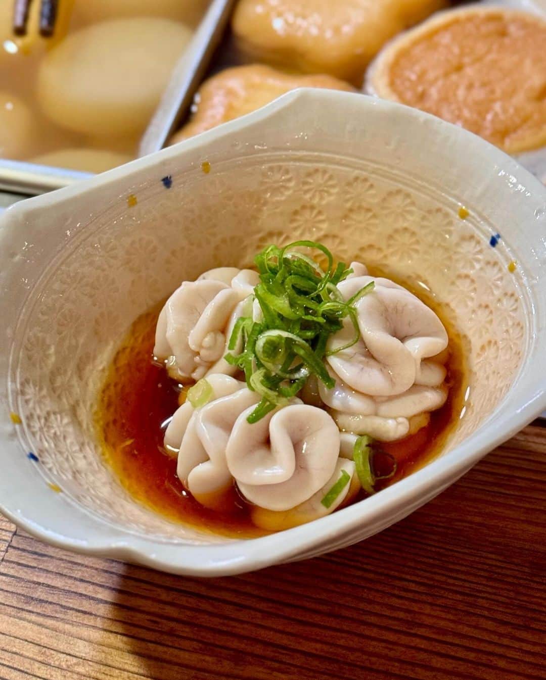 秋山具義さんのインスタグラム写真 - (秋山具義Instagram)「中目黒『関西煮 理』。 出汁が最高に美味しいから食材との相乗効果で更に美味しくなる！  たらこ、牡蠣のおでん、素晴らしく美味しかった！ おでんくんみたいなきんちゃく最高！ 鉄板で作るトマトチーズ鉄板リゾットは、鉄板の美味しさ！  #関西煮理 #具義居酒屋2023 #具義中目黒2023」10月31日 2時28分 - gugitter