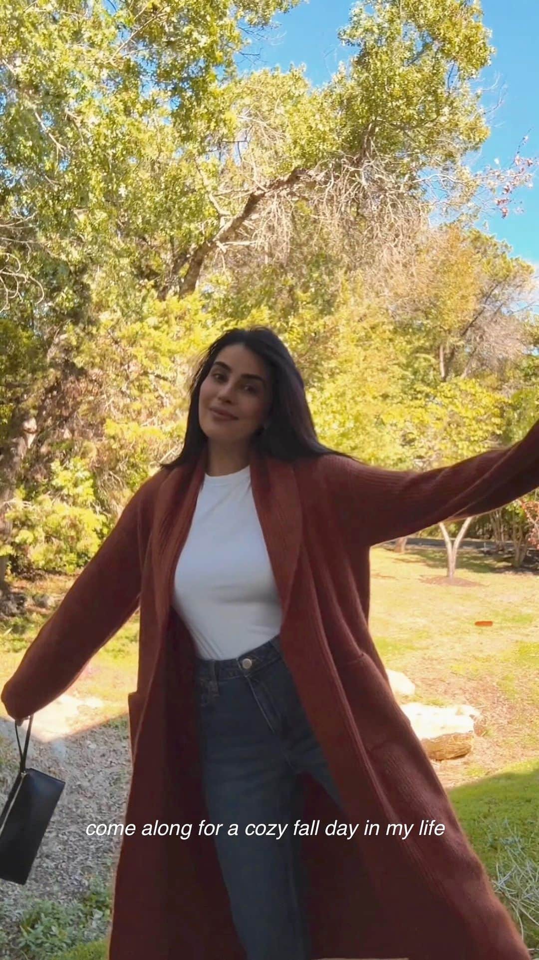 Sazan Hendrixのインスタグラム：「Days like this are actually my favorite.🧡🍂 #sponsored It’s the little things that fill my cup like putting on a cozy sweater from @macys On 34th and meandering through crisp fall day with the people I love most. What is one thing you just have to check off for yourself this fall season? It can be anything! 👇🏽   Outfit details are linked in my bio 😌#on34thstyle #macysstylecrew」