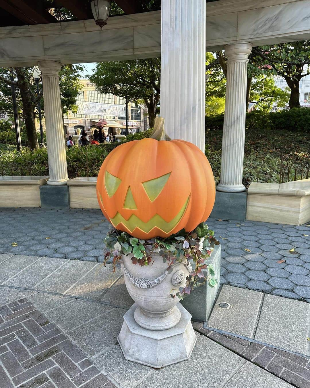 平松可奈子さんのインスタグラム写真 - (平松可奈子Instagram)「🤍🍭🎃ハッピーハロウィン🎃🍬🤍  ディズニーコーデの詳細です♡ @chouette_latte "MUSE" ツイードセットアップ🫧に 3周年記念バニティバック🧳 チェーンは発売中のファー携帯ストラップを バックに付け替えました♡ (普段は携帯チェーンとしても使ってます✨) @epineofficial  のお気に入りの👢  シュエラテのツイードセットアップは キラキラしたツイード生地にパールのビジュー シルエットは短丈にハイウエストなスカパンで SNS映え間違いなしなのです😤😤❕❕  フリル襟を外すと大人っぽくも着られます💐 バニティバックはチェーン部分を 携帯ファーストラップのものに変えてカスタムしました🩷 このカスタム可愛すぎるのと バニティバック、沢山入るので優秀優勝🏅！！  どの商品も11月1日から始まる 新宿伊勢丹POPUPに並ぶのと WEBでもお買い物できます🧚 新宿伊勢丹POPUPは1日〜5日まで🐶🐶 試着もできる機会なのでぜひ遊びに来てください…💐 私の来店イベントは4日(土)と5日(日)の13時〜15時🕰️ 1日から整理券を配りますが 当日お買い物してご参加ももちろん可能です🏹🩷 お客様とお話ししたりお写真撮れるのが 今から楽しみです…☺️💕💕  ディズニーシーがハロウィン仕様で とっても可愛いかったし 季節やイベントを感じられる事が 大人になってより幸せを感じます💭  #happyhalloween  #dハロ  #halloween  #ディズニーシー  #tdc #ディズニーコーデ  #シュエラテ　#低身長コーデ  #kanacofashion #epine」10月31日 2時30分 - 11kanaco14