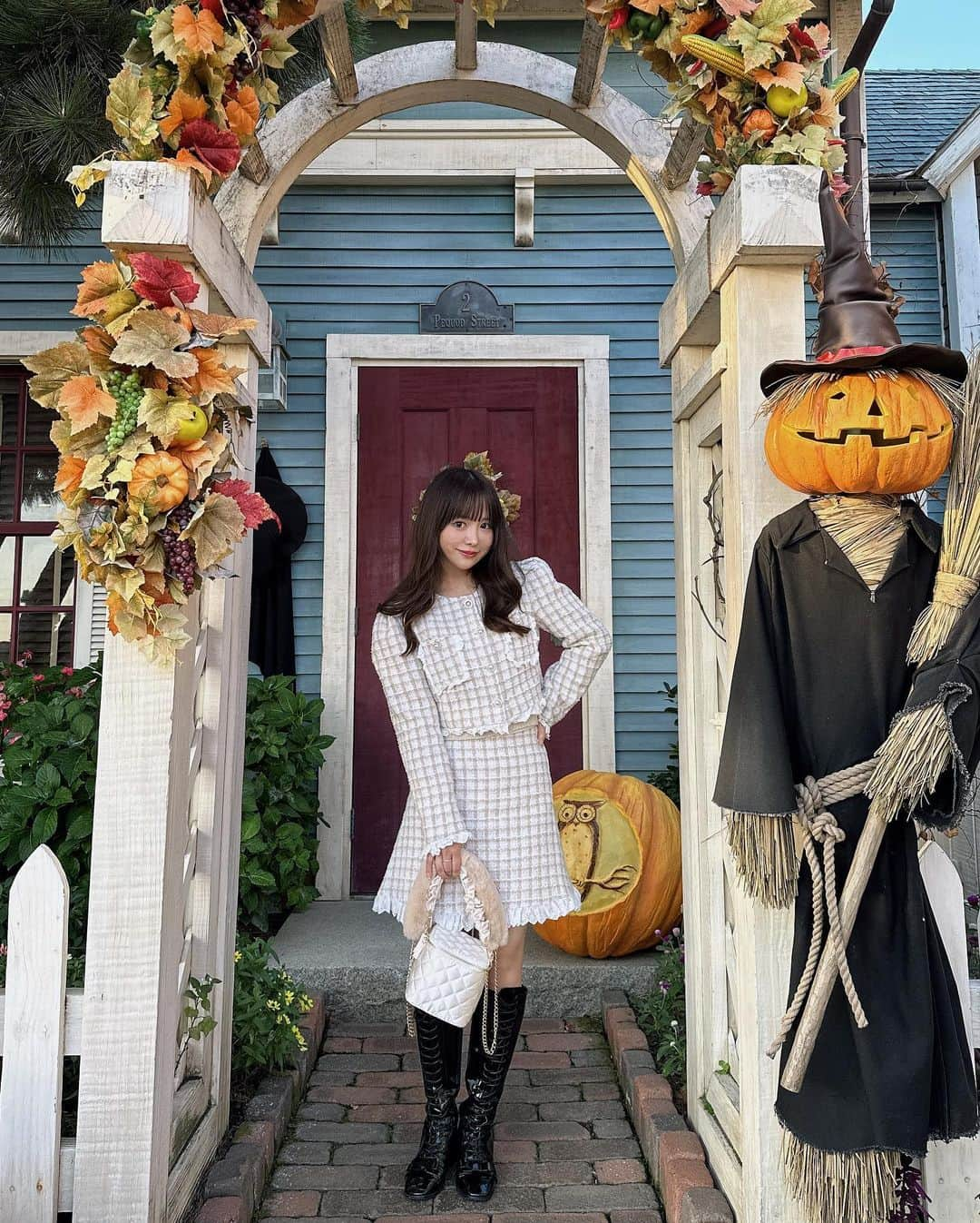 平松可奈子さんのインスタグラム写真 - (平松可奈子Instagram)「🤍🍭🎃ハッピーハロウィン🎃🍬🤍  ディズニーコーデの詳細です♡ @chouette_latte "MUSE" ツイードセットアップ🫧に 3周年記念バニティバック🧳 チェーンは発売中のファー携帯ストラップを バックに付け替えました♡ (普段は携帯チェーンとしても使ってます✨) @epineofficial  のお気に入りの👢  シュエラテのツイードセットアップは キラキラしたツイード生地にパールのビジュー シルエットは短丈にハイウエストなスカパンで SNS映え間違いなしなのです😤😤❕❕  フリル襟を外すと大人っぽくも着られます💐 バニティバックはチェーン部分を 携帯ファーストラップのものに変えてカスタムしました🩷 このカスタム可愛すぎるのと バニティバック、沢山入るので優秀優勝🏅！！  どの商品も11月1日から始まる 新宿伊勢丹POPUPに並ぶのと WEBでもお買い物できます🧚 新宿伊勢丹POPUPは1日〜5日まで🐶🐶 試着もできる機会なのでぜひ遊びに来てください…💐 私の来店イベントは4日(土)と5日(日)の13時〜15時🕰️ 1日から整理券を配りますが 当日お買い物してご参加ももちろん可能です🏹🩷 お客様とお話ししたりお写真撮れるのが 今から楽しみです…☺️💕💕  ディズニーシーがハロウィン仕様で とっても可愛いかったし 季節やイベントを感じられる事が 大人になってより幸せを感じます💭  #happyhalloween  #dハロ  #halloween  #ディズニーシー  #tdc #ディズニーコーデ  #シュエラテ　#低身長コーデ  #kanacofashion #epine」10月31日 2時30分 - 11kanaco14