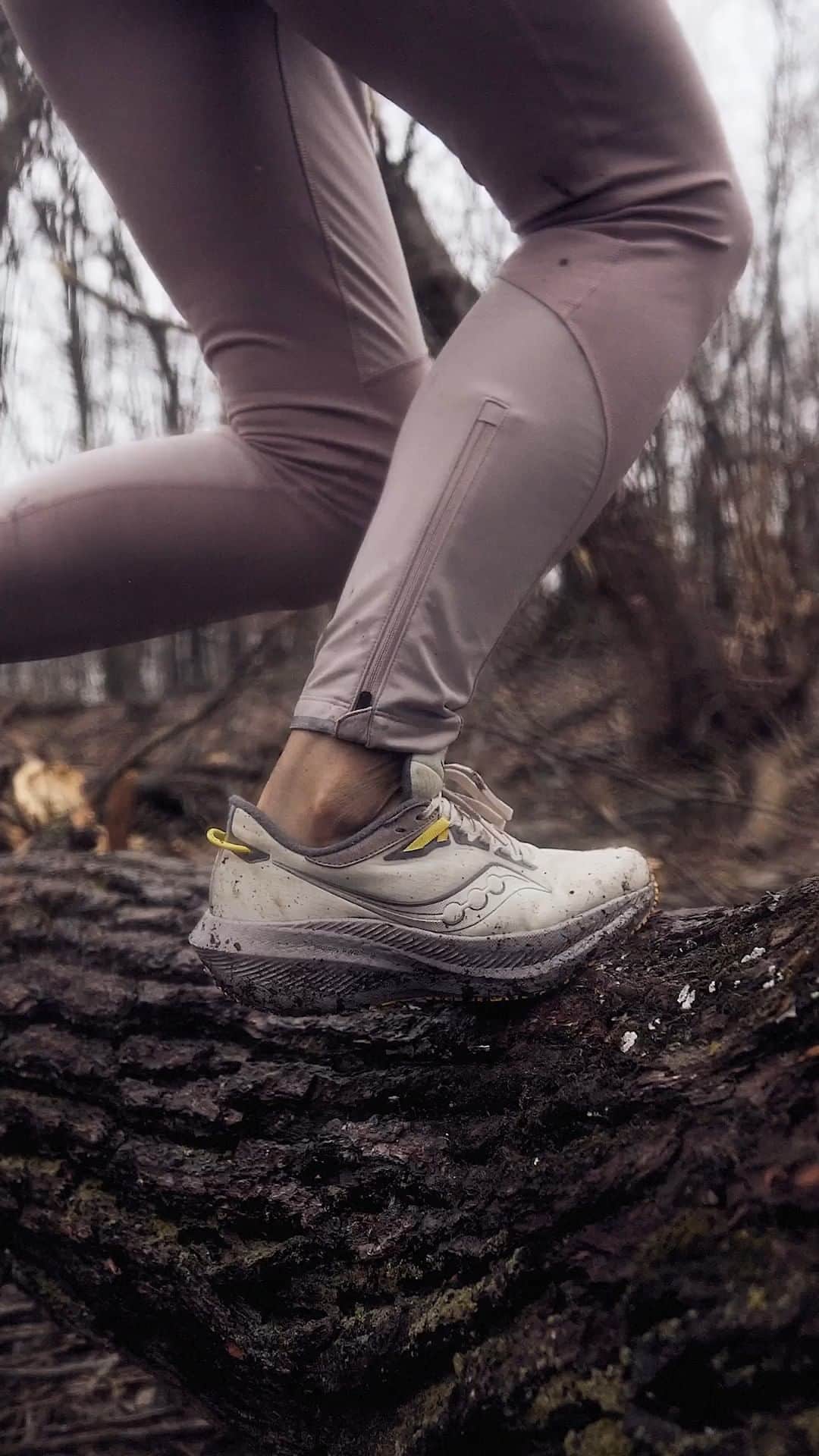 サッカニーのインスタグラム：「When the weather’s nasty – get nastier.  Like a forcefield for your feet, Runshield keeps moisture and wind out so you can enjoy your run with comfort – rain or shine. Made to be as tough as you are – Ripstop fabric is one of the toughest materials for apparel and footwear on the market. So you can forget about fraying or tearing, even in challenging climates.」