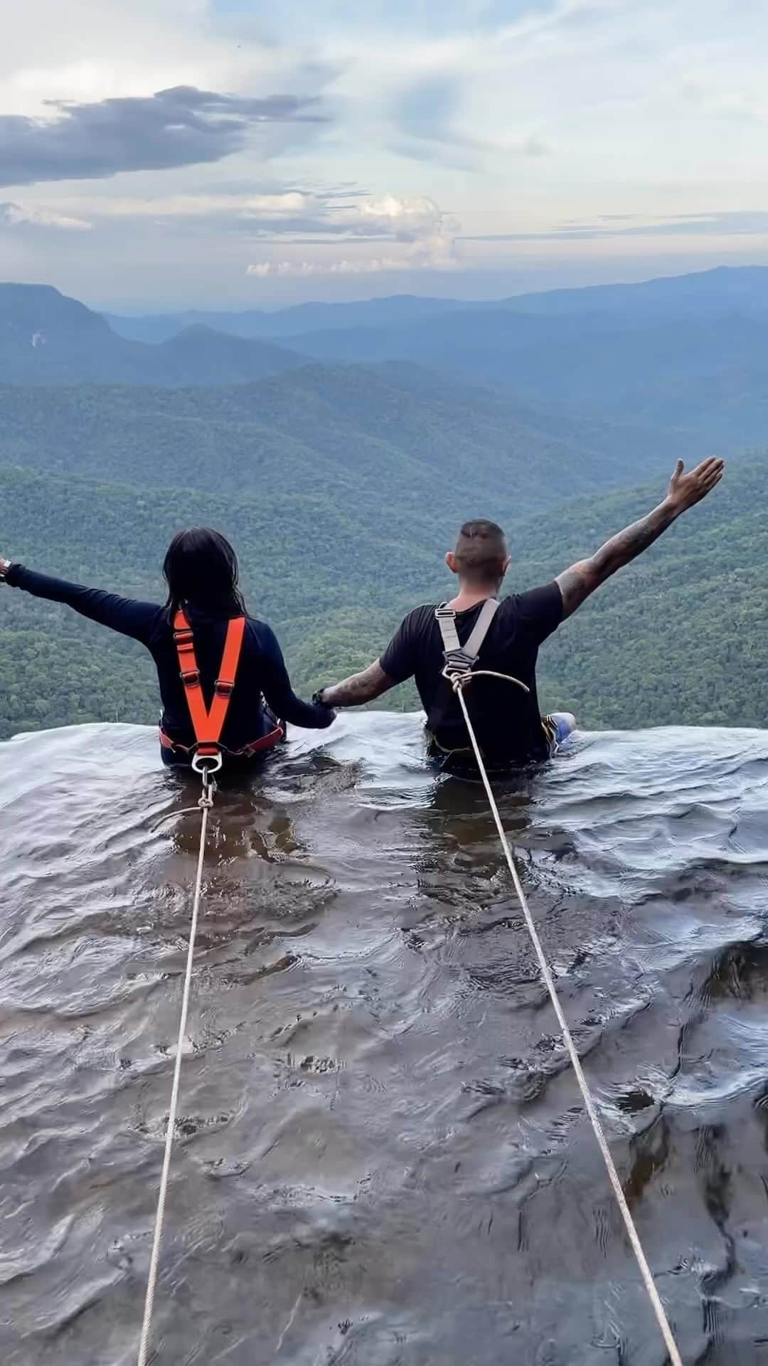Earth Picsのインスタグラム：「@aventurer0x - Would you dare to sit on the edge of this abyss? This gem atop the Serranía de la Macarena mountain range in Colombia 🇨🇴」