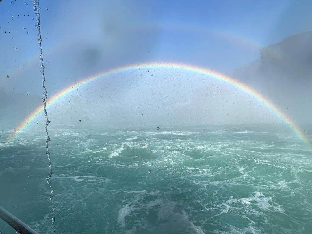 ラファエル・スバージのインスタグラム：「Such a great weekend with Jenna at Niagara Falls. Had always wanted to see it in person—was so glad to be able to do so. The ROAR, the beauty and the power, along with the Fall Colors. Peak experience for sure. Made more so with my travel companion.   #niagrafalls #buffalo #bucketlist #adventure #roar #waterfall #fallcolors」