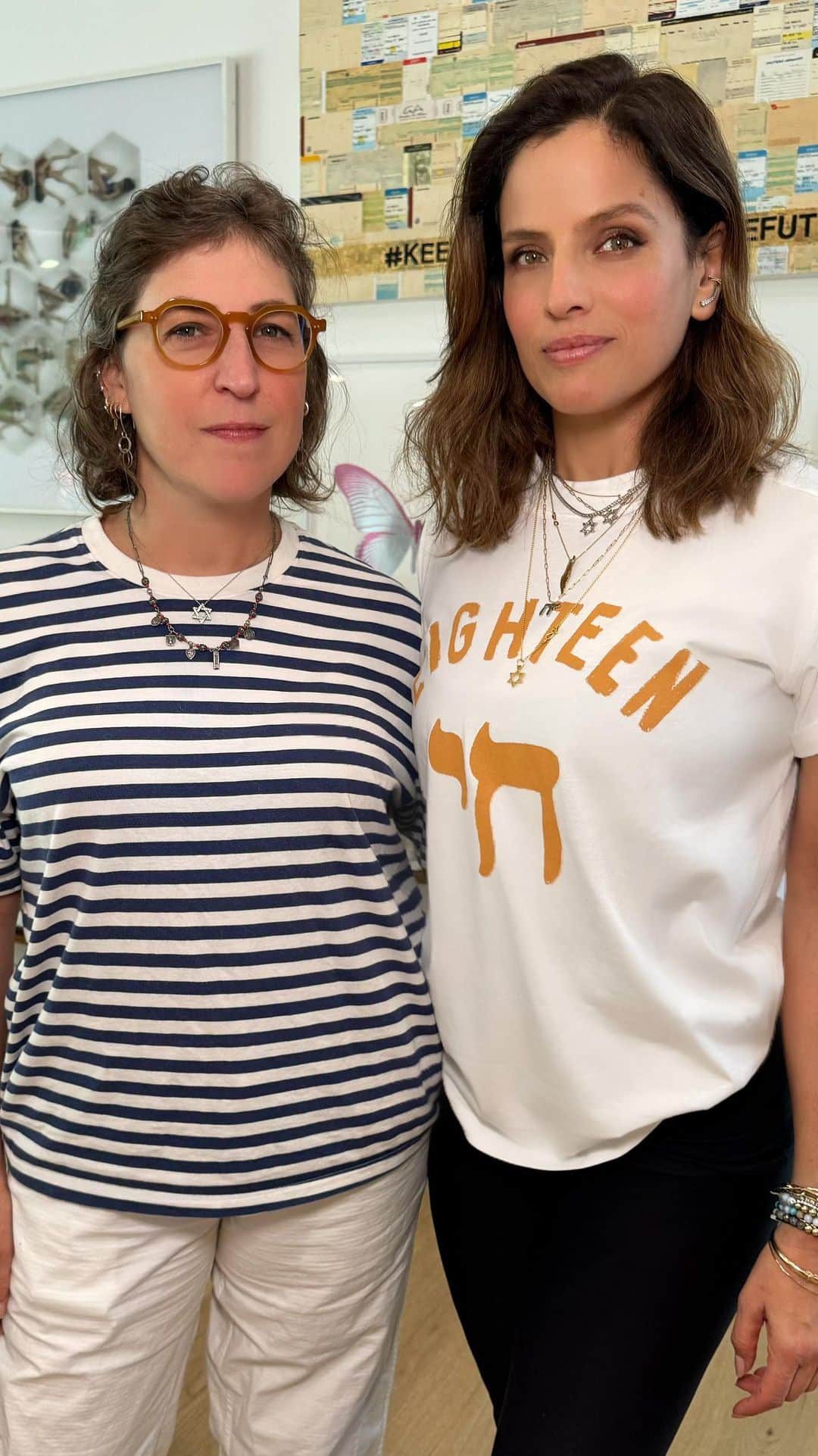 メイム・ビアリクのインスタグラム：「College students are under attack. @missmayim and @noatishby have a message for students:   You are not alone.  You have support on campus. And you have the support of the rest of the world.   We need our allies to speak up and continue to stand up against this hatred on campus. Share this video to show your support.   @israelcc @standwithus @hillelintl @jewishoncampus and many more are here to help.   #NeverAgain  Produced by: @YoavDavis for #DavisMedia」