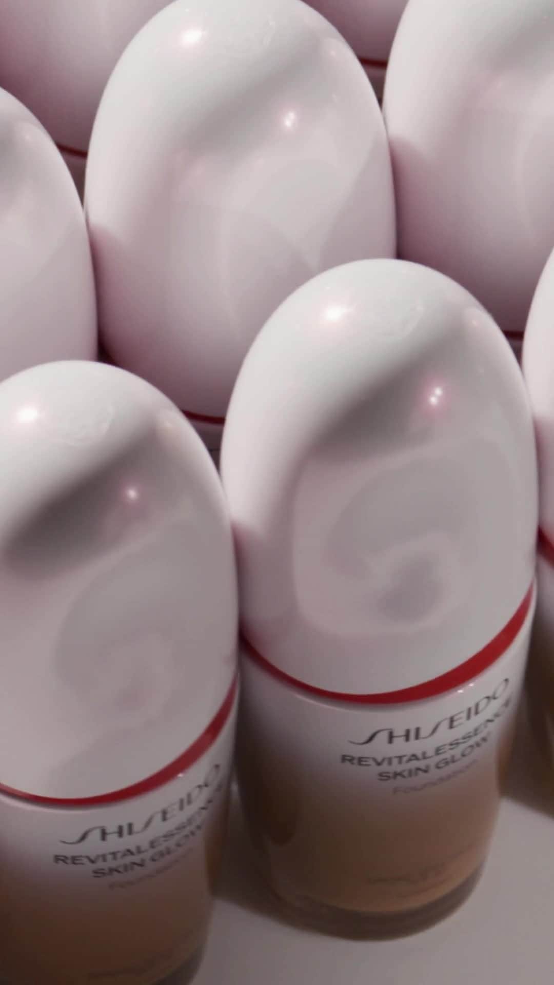 資生堂のインスタグラム：「Show your glow with REVITALESSENCE SKIN GLOW Foundation. Housed in a pearlized bottle, this serum-like formula delivers instant and lasting luminosity. #ShiseidoMakeup #JapaneseBeauty #RevitalEssence #SkincareMeetsFoundation」