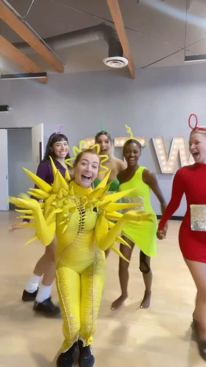 アリアナ・マディックスのインスタグラム：「The Teletubbies squad 😂 #dwts (TOMORROW IS THE SHOW)  Sun costume: @forthestarsfashionhouse   Teletubbies: @fashionnova」