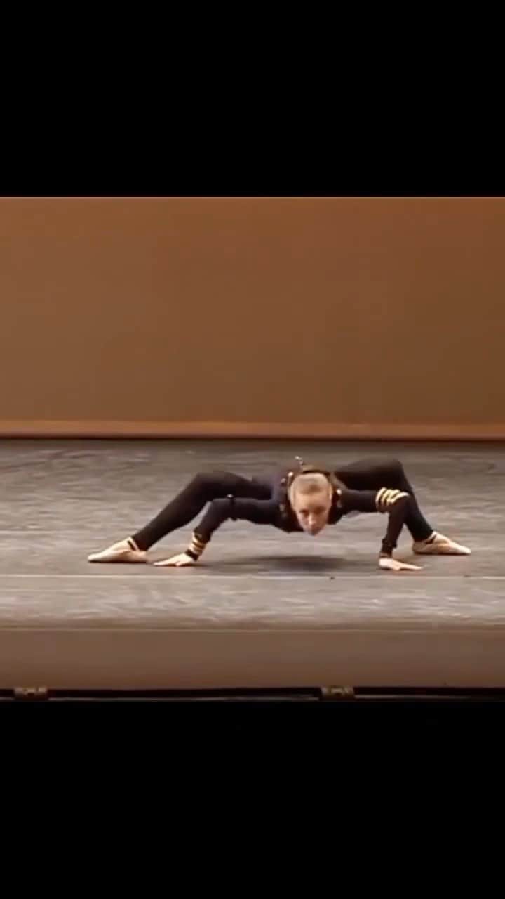 キャサリン・ゼタ・ジョーンズのインスタグラム：「The night before Halloween, I like to perform a little spider dance! Good for the glutes, good for the ghouls! Good to go!!🕷️🕸️🕷️🕸️」