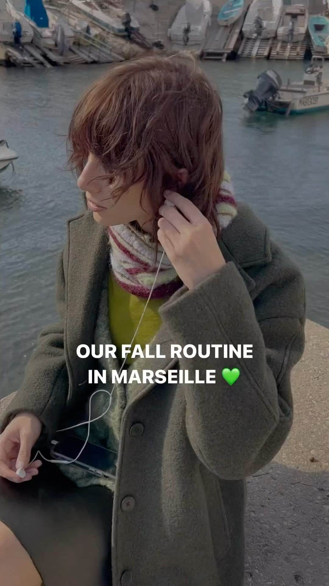 アメリカンビンテージのインスタグラム：「Our fall routine in Marseille - wearing a full green outfit, matching the colours of the autumn sea 💚  #marseille #fall #fallroutine #green #outfit #ootd」