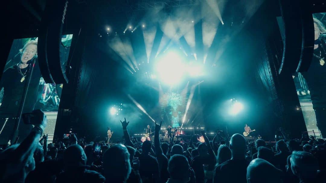 Guns N' Rosesのインスタグラム：「Houston, it was F'N' good to see you last month! Nice evening with friends 🌹」