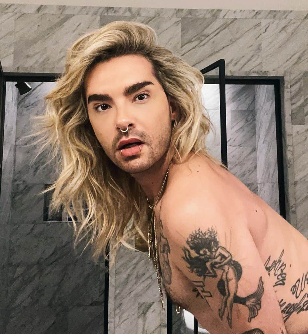 ビル・カウリッツのインスタグラム：「little bathroom action 😝 can’t wait for halloween 🎃 Any Idea what I am gonna be ?」