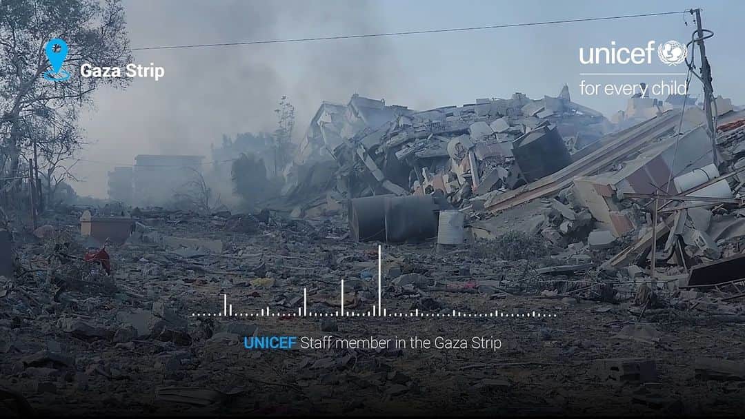 unicefのインスタグラム：「“The situation in Gaza has become absolutely inhumane and unbearable by all international standards.”  Our colleague on the ground describes the challenges many are facing.  Limited - yet life-saving - supplies are entering Gaza.  UNICEF is calling for an immediate ceasefire and for unrestricted humanitarian access to allow aid to reach children and families.」