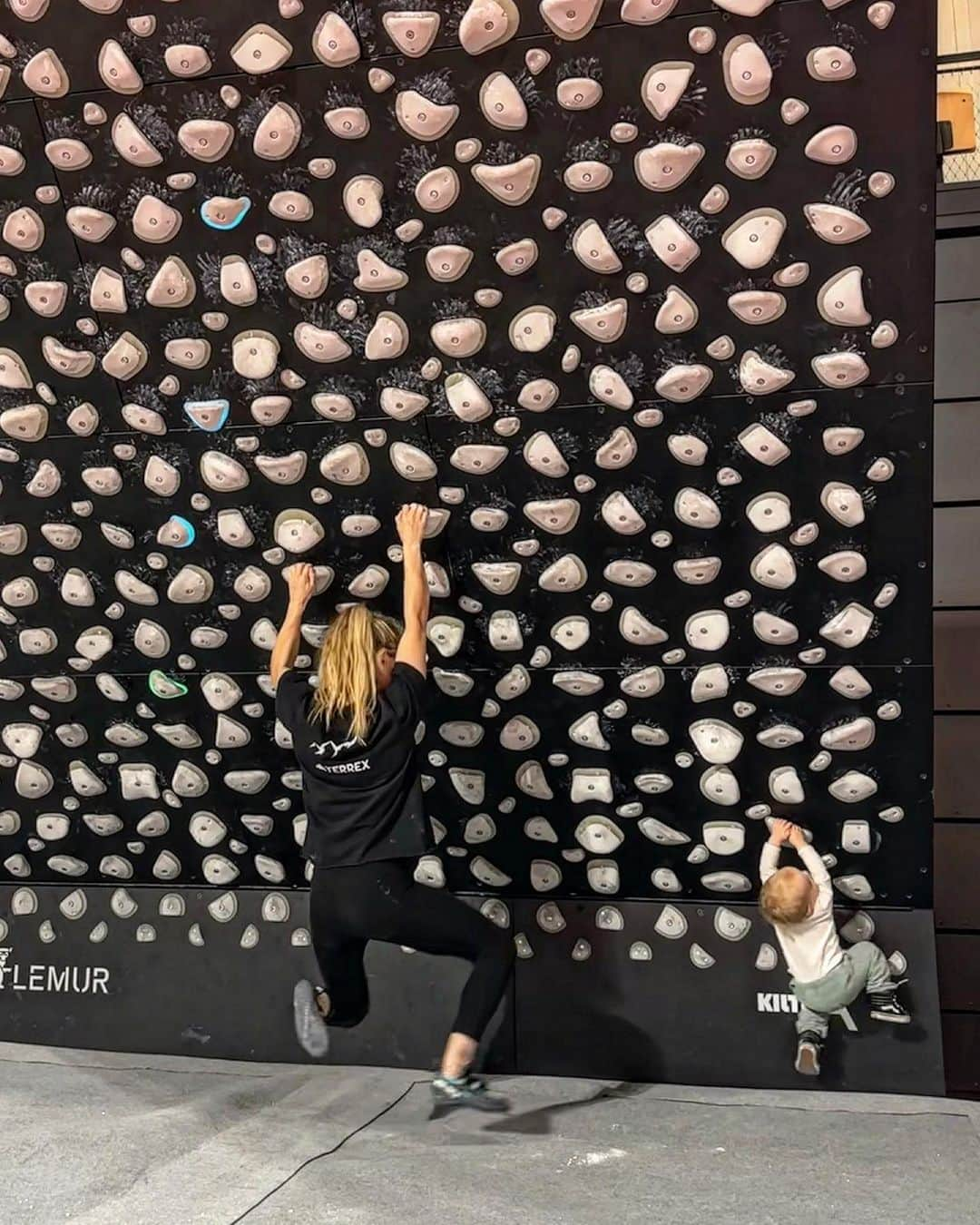 シャウナ・コックジーのインスタグラム：「Photo dump from the European Olympic Qualification event in Laval. What an event!   Some magical moments on the wall and a true privilege to be there to commentate for @eurosport   I also got to play on the women’s boulders (no pictures because it was pre comp) which was soooo fun!! Mad being back on the mats and back in an isolation zone and so fun to hang on the kilter with Frankie ☺️💓 (and yes they had a kilter in iso 🤯 #timeshavechange )  Massive thanks to the best nanny out there @aronamorrison 🙌 I love that Frankie gets to come along on these adventures 💓」