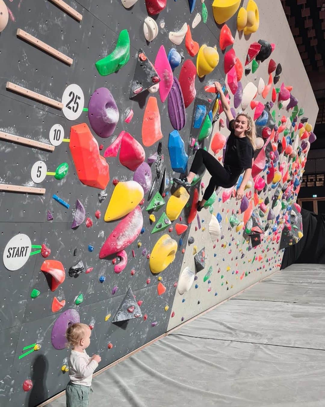 シャウナ・コックジーさんのインスタグラム写真 - (シャウナ・コックジーInstagram)「Photo dump from the European Olympic Qualification event in Laval. What an event!   Some magical moments on the wall and a true privilege to be there to commentate for @eurosport   I also got to play on the women’s boulders (no pictures because it was pre comp) which was soooo fun!! Mad being back on the mats and back in an isolation zone and so fun to hang on the kilter with Frankie ☺️💓 (and yes they had a kilter in iso 🤯 #timeshavechange )  Massive thanks to the best nanny out there @aronamorrison 🙌 I love that Frankie gets to come along on these adventures 💓」10月31日 2時55分 - shaunacoxsey