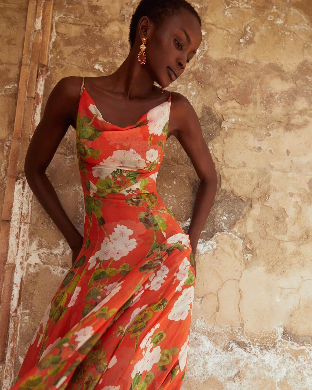 オスカーデラレンタのインスタグラム：「Silk chiffon takes on an autumnal energy in the season's sienna geranium print. #odlrfall2023  Tap to shop and click the link in bio to discover more.」
