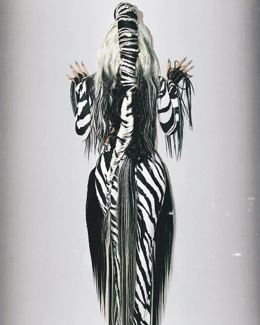 オーブリー・オデイさんのインスタグラム写真 - (オーブリー・オデイInstagram)「nothing in life is black or white.   (hair, glam, entire costume: made by me.) @maximmag #halloween #zebra」10月31日 3時00分 - aubreyoday