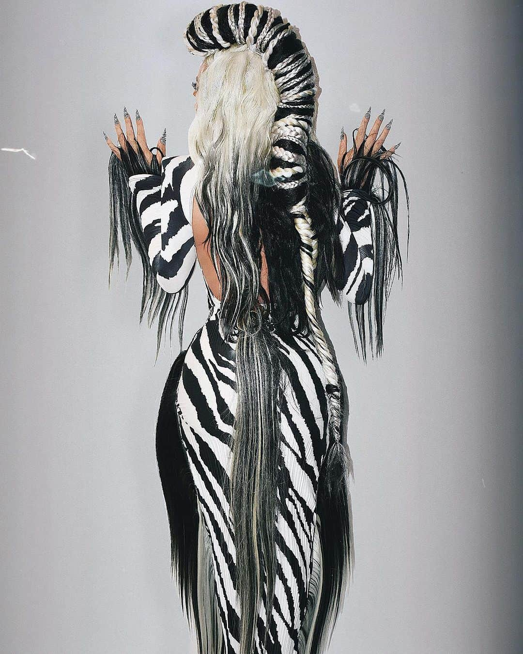 オーブリー・オデイさんのインスタグラム写真 - (オーブリー・オデイInstagram)「nothing in life is black or white.   (hair, glam, entire costume: made by me.) @maximmag #halloween #zebra」10月31日 3時00分 - aubreyoday