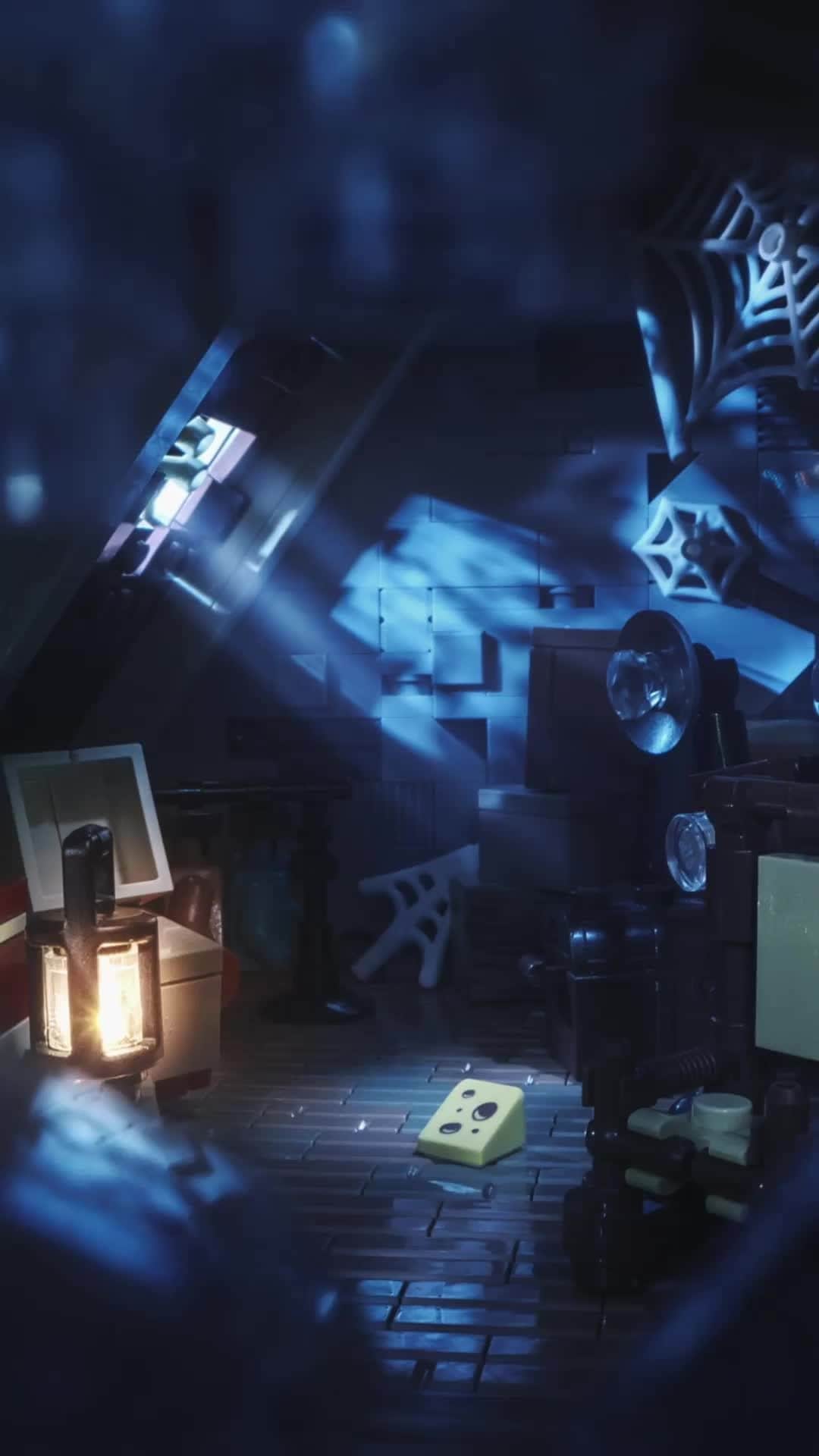 のインスタグラム：「Who’s brave enough to go up into this attic? 👻  #LEGO」