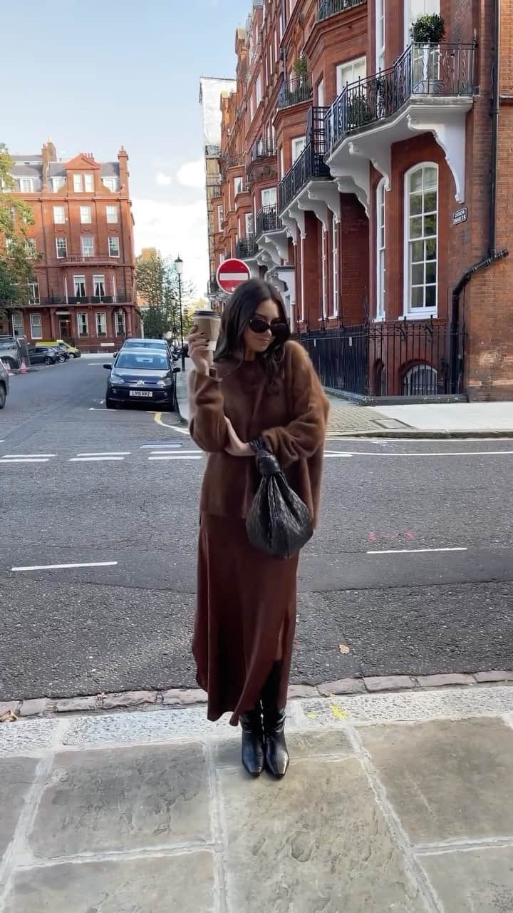 オールセインツのインスタグラム：「Into this @dani_elle_laz. 🤎  Wearing the Rebel Cashmere Jumper and Hadley Slip Dress.」