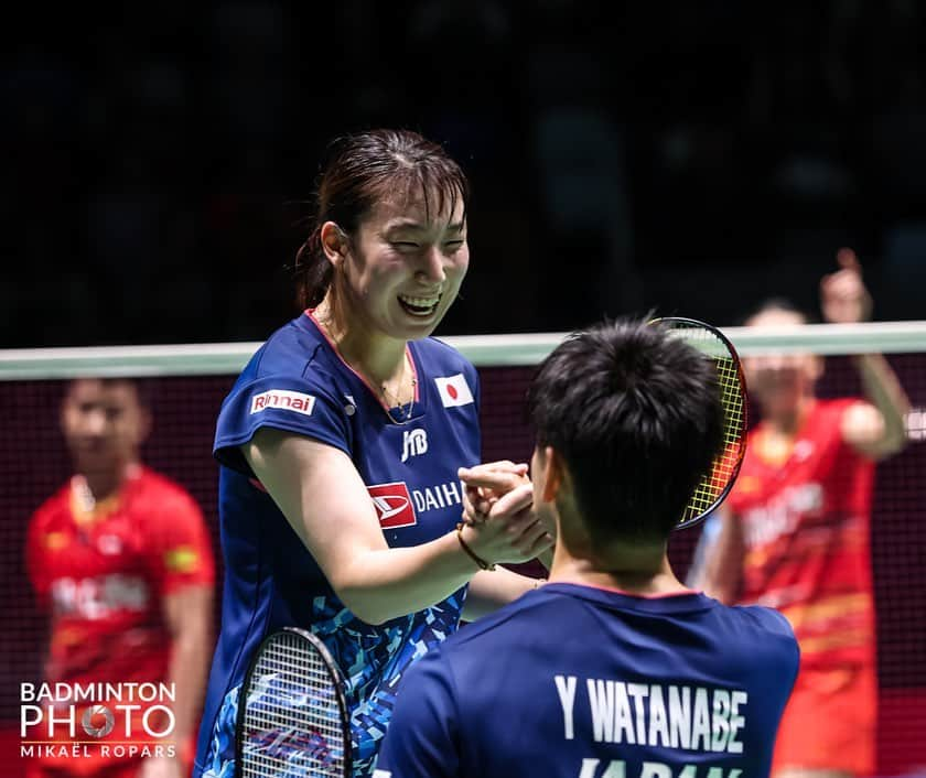 渡辺勇大さんのインスタグラム写真 - (渡辺勇大Instagram)「🇩🇰🙂🇫🇷🥉 時差のある中、日本から沢山の応援ありがとうございました！ 現地で声援をくれた方々、ありがとうございました！ パートナーに支えてもらい、コーチに支えてもらい、トレーナーに支えてもらい、本当に救ってもらってばかりの2大会でした。  日々勉強です。自分がどうなりたいか。どうありたいか。信念を持って変化を恐れずに一歩目を踏み出せるか。その一歩目を二歩目、三歩目と前に進もうと本気で思えるか。自らアクションを起こせるか。信念の中に人の意見を聞き入れ、客観的に考えて柔軟に対応できる勇気を持てるか。 目指す場所を求めて熟考し、行動に移す。とりあえず前進と割り切って行動に移す。どちらも正解。というか不正解なんてない。立ち止まる勇気。突き進む勇気。どちらも本当に難しいけど格好いい。 己の目指すところまで、辿り着くまで続けるだけ。人の助けを借りて良い。頼って良い。環境を求めて良い。  護りたい人を護るために、成長し続けたい。  パリでのトランジット長過ぎて思いに耽る今日この頃…  photo by @badmintonphoto_official」10月31日 3時03分 - yuta.watanabe0613