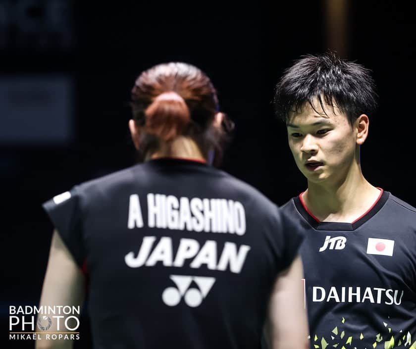 渡辺勇大さんのインスタグラム写真 - (渡辺勇大Instagram)「🇩🇰🙂🇫🇷🥉 時差のある中、日本から沢山の応援ありがとうございました！ 現地で声援をくれた方々、ありがとうございました！ パートナーに支えてもらい、コーチに支えてもらい、トレーナーに支えてもらい、本当に救ってもらってばかりの2大会でした。  日々勉強です。自分がどうなりたいか。どうありたいか。信念を持って変化を恐れずに一歩目を踏み出せるか。その一歩目を二歩目、三歩目と前に進もうと本気で思えるか。自らアクションを起こせるか。信念の中に人の意見を聞き入れ、客観的に考えて柔軟に対応できる勇気を持てるか。 目指す場所を求めて熟考し、行動に移す。とりあえず前進と割り切って行動に移す。どちらも正解。というか不正解なんてない。立ち止まる勇気。突き進む勇気。どちらも本当に難しいけど格好いい。 己の目指すところまで、辿り着くまで続けるだけ。人の助けを借りて良い。頼って良い。環境を求めて良い。  護りたい人を護るために、成長し続けたい。  パリでのトランジット長過ぎて思いに耽る今日この頃…  photo by @badmintonphoto_official」10月31日 3時03分 - yuta.watanabe0613