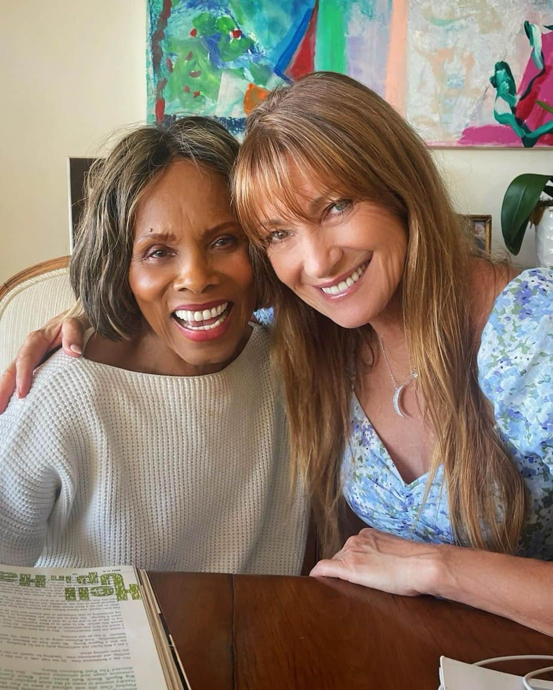 ジェーン・シーモアのインスタグラム：「I can’t tell you how thrilled I was to spend time this weekend catching up with my dear friend Gloria Hendry! 🥰 We share so many wonderful memories and unique experiences, it was great to reminisce. ♥️ Grateful for our friendship!」