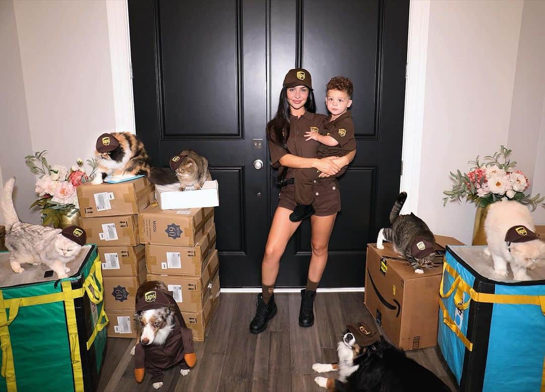 Carli Bybelのインスタグラム：「Knock knock special delivery📦😂 I feel like this is a where’s Waldo photo but with my own spin on it🤭 happy #Halloween from the gang! #ups hire us 📦📦📦📦」