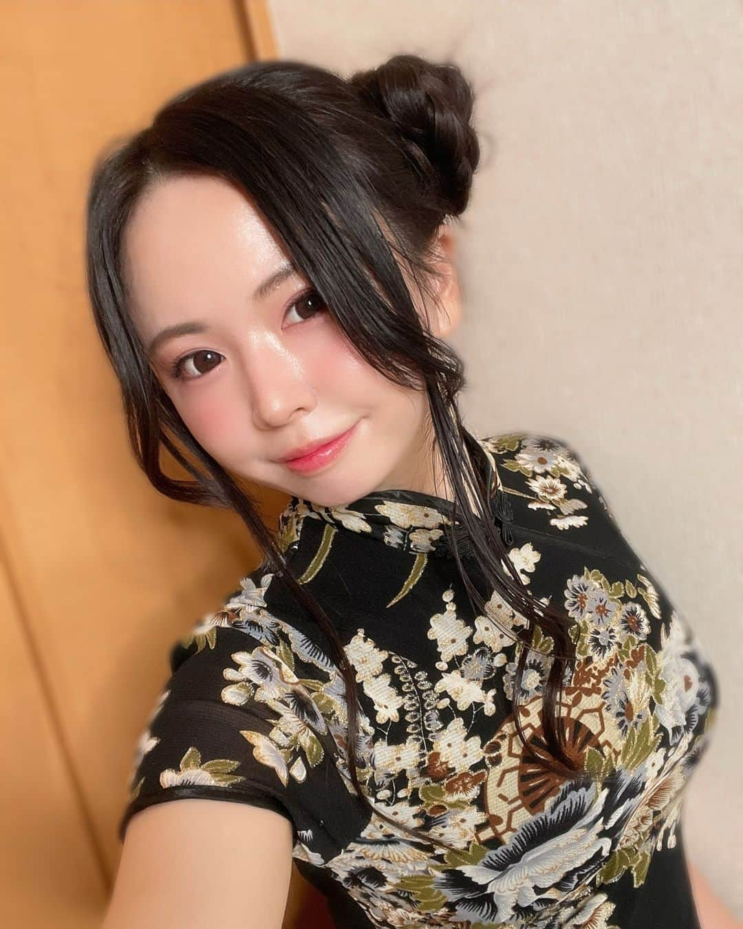 みかほさんのインスタグラム写真 - (みかほInstagram)「赤チャイナより黒チャイナの方が人気です。 赤のが高いんだが🥹🥹 黒はお母さんの私物😂😂爆  プレゼント企画当選者さんにはDMしましたー！！ いっぱい応募ありがとう🫶‎🤍 メッセージ嬉しかったです‎🤍 いつも良いねをいっぱいくれる人を優先しました🥰 あとはランダム！ また気分で開催するね🥰   #チャイナ  #チャイナ服  #チャイナドレス  #チャイナコスプレ  #チャイナ服コスプレ  #チャイナドレスコスプレ  #チャイボーグ  #チャイボーグメイク  #チャイボーグヘア  #チャイボーグ風メイク  #チャイボーグコーデ  #ハロウィンコスプレ  #ハロウィンパーティー  #ハロウィンメイク」10月31日 3時16分 - mikahogram